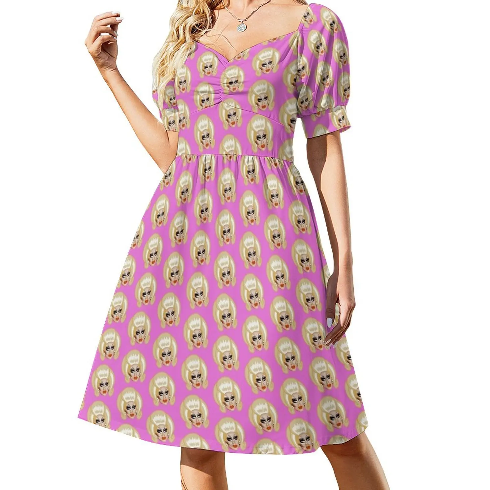 thumbnail image 1 of Vestido playero de manga corta Trixie Mattel para mujer, 1 of 7