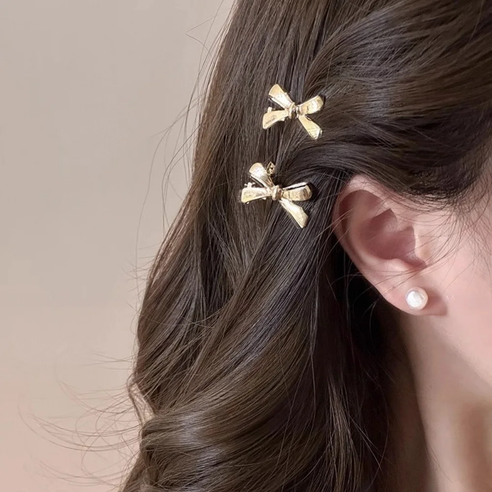 4 Stück/Set neue Mini-Haarnadeln mit goldener Schleife für Damen, süße und coole Mädchen-Pony-Haarnadeln und Haar-Accessoires – Detail 5