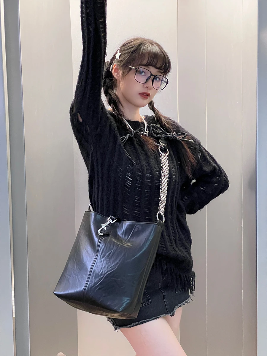 thumbnail image 1 of Bolso de compras vintage de alta gama con forma de cubo, de gran capacidad, con correa de cadena de metal para el hombro, bolso cruzado de un solo hombro a la moda, 1 of 5