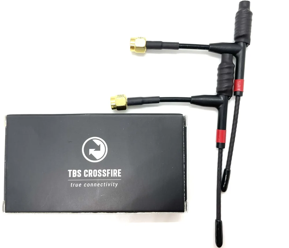 Détail des antennes et connecteurs SMA du TBS CROSSFIRE 8ch Diversity Receiver, parfait pour les utilisateurs de drones FPV.