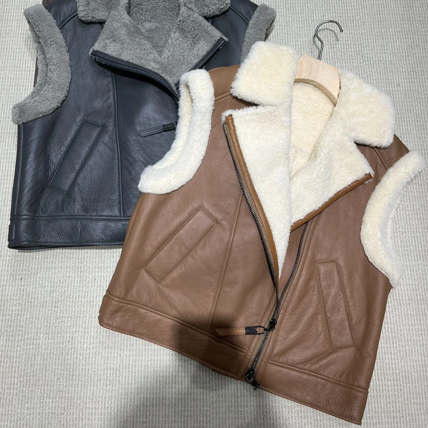 

2023 New AW Women's Lapel Thickened Genuine Leather Wool Vest Jacket High Quality Nail Bead Zipper Fashion BC Warm Jacket