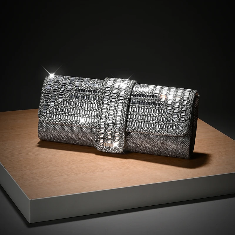 حقيبة يد نسائية فاخرة، فضية اللون، مزينة بأحجار ال...