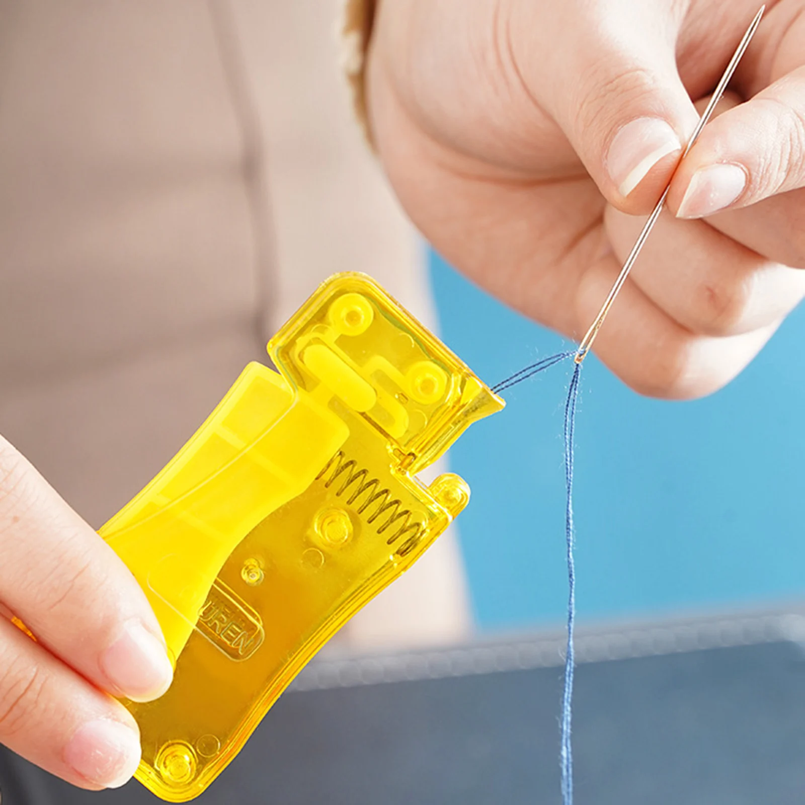 

1PC Yellow Plastic Needle Threader Insertion Tool Auto Needle Threader Diy Tool Utilities Cross Stitch Sew Accessories 7.2x3.5cm