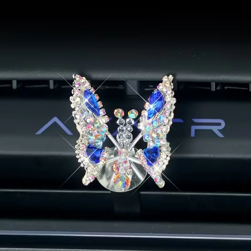 Questa è una delicata decorazione per auto a forma di farfalla. Le sue ali metalliche emettono una luce brillante, rendendolo un'arredamento d'interni unico. - Image 6