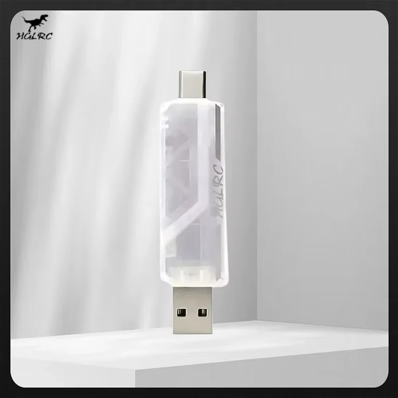 Dongle USB sans fil HGLRC ELRS 2.4GHz pour simulateur de drone RC, posé sur une surface en bois