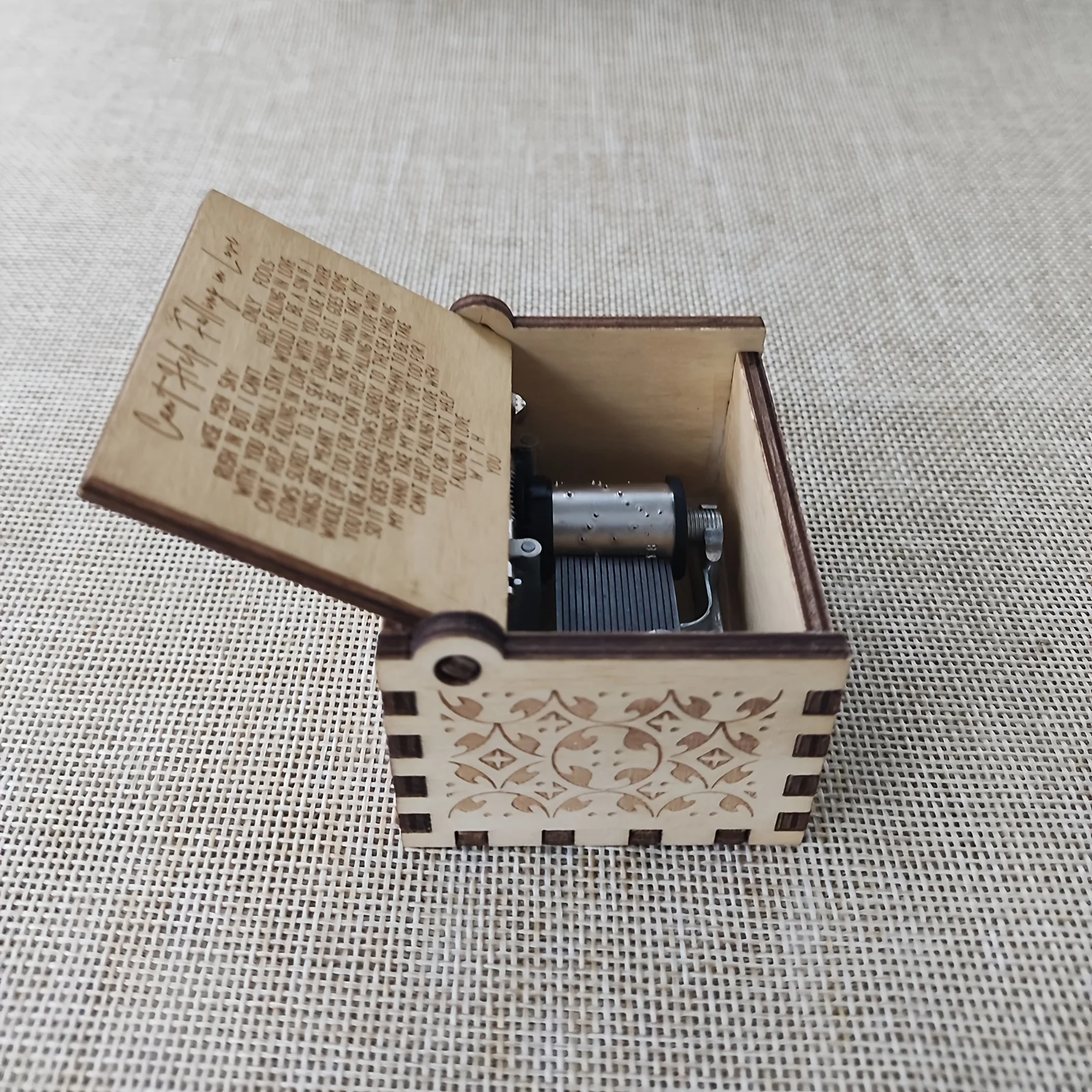 Brown Couples Music Box Wooden Antique Carved Hand Cranked Classic Theme Music For Birthday Party Gifts Family Decoration