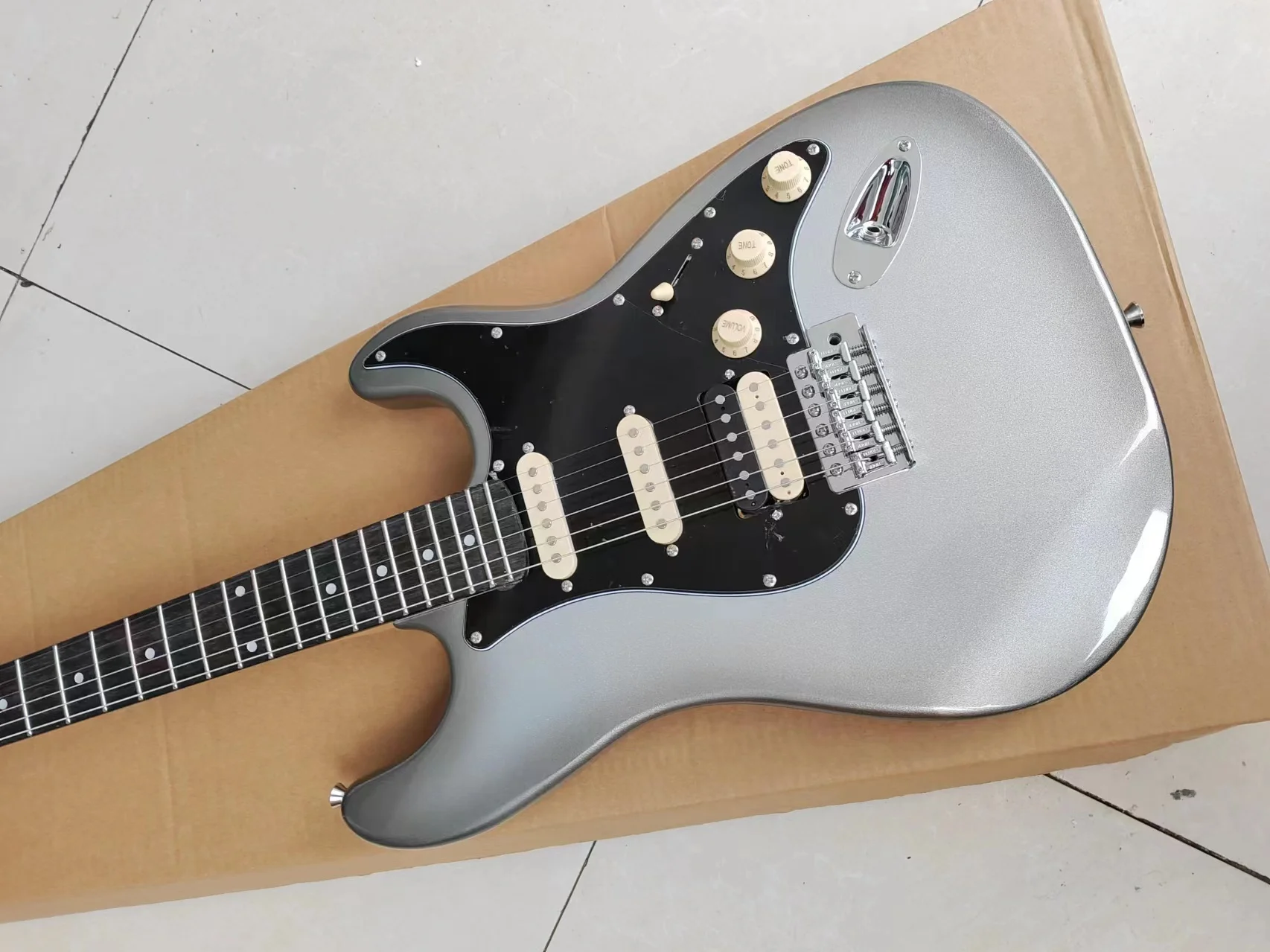 

Factory customized high-quality 6-string electric guitar in stock for free delivery in silver