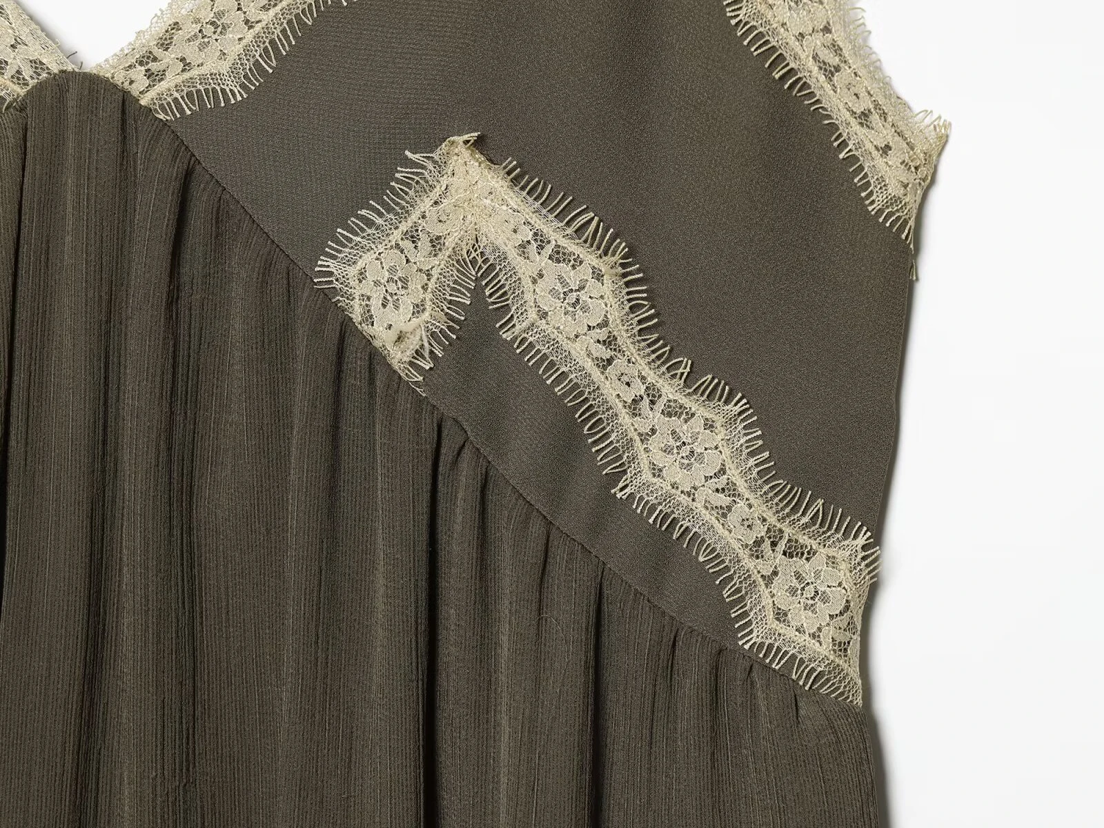 ZERAINS 2026 Frühjahr/Sommer Neuheit Damen V-Ausschnitt Trägerkleid mit Kontrast-Spitzeneinsatz im Unterwäsche-Stil, mittellang – Detail 7