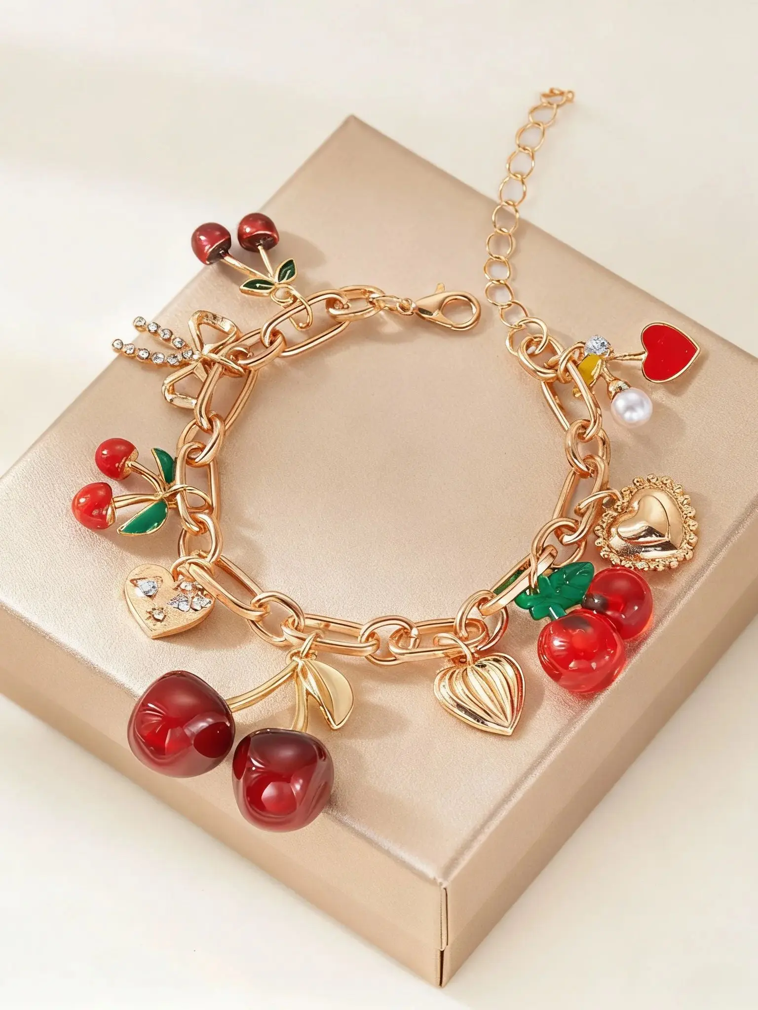 Süßes Niedliches Rotes Erdbeer-Kirsch-Armband für Frauen Handgefertigtes Imitationsperlen-Herzanhänger-Armband Freundschaftsschmuck Geschenk