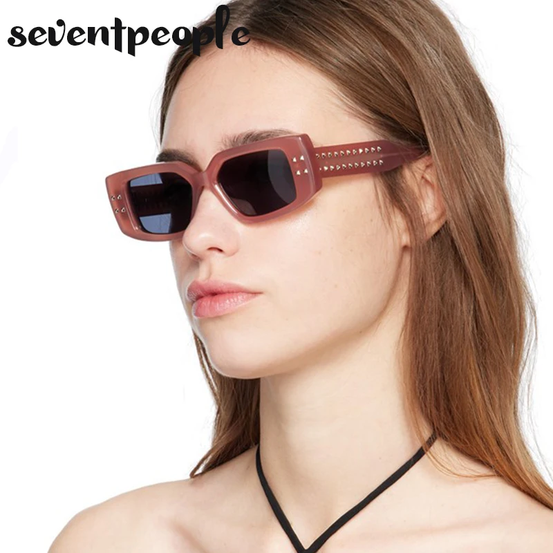 

Женские прямоугольные солнцезащитные очки с заклепками, роскошные брендовые дизайнерские винтажные прямоугольные солнцезащитные очки для женщин, квадратные солнцезащитные очки в стиле ретро, 2023