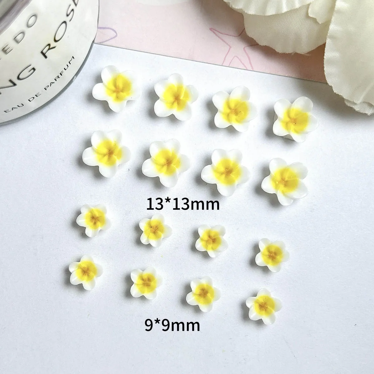 20PCS 3D 귀여운 크리 에이 티브 옐로우 화이트 플라워 네일 참 시뮬레이션 된 빛나는 수지 꽃 네일 아트 용품 DIY 머리핀 네일 데코라