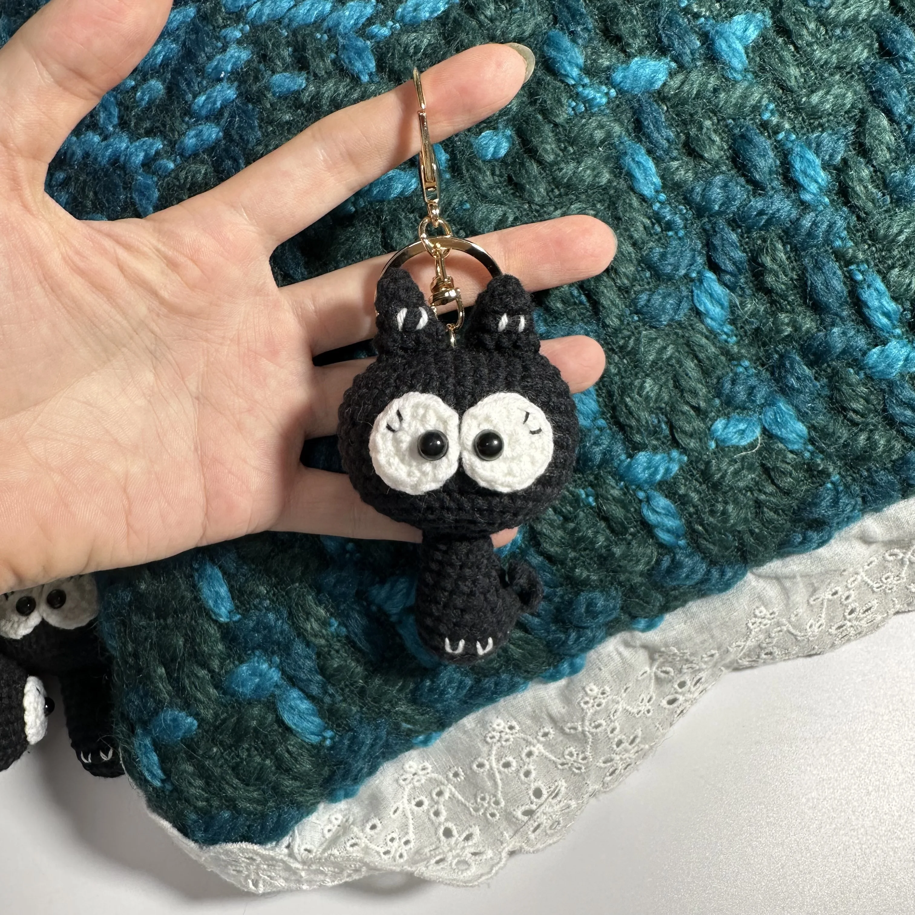 Portachiavi carino lavorato a maglia all'uncinetto fatto a mano