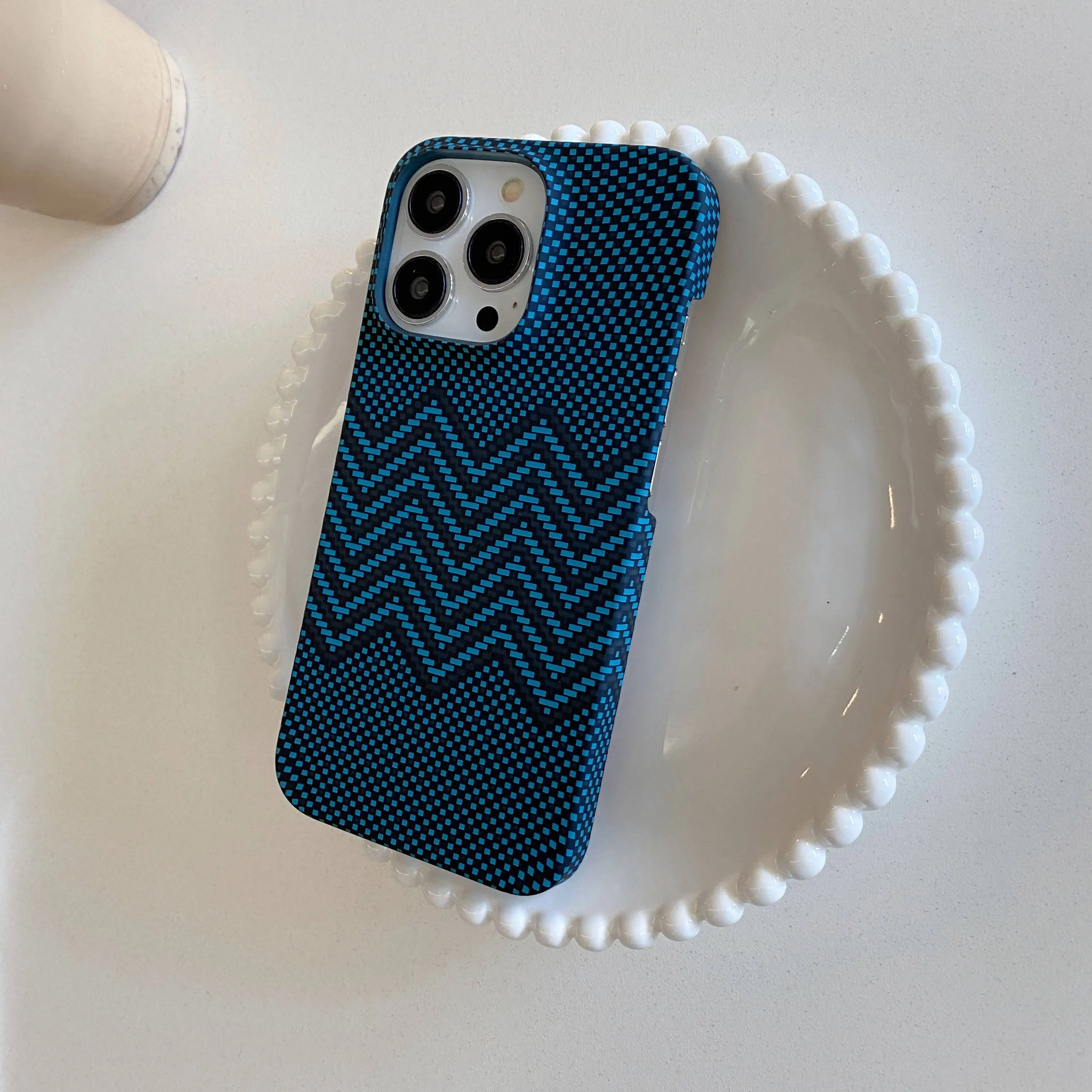 Sleek Carbon Fiber Kevlar-Style Rugged Matte Phone Case – Slim, Durable, Half-Wrapped Hard Cover