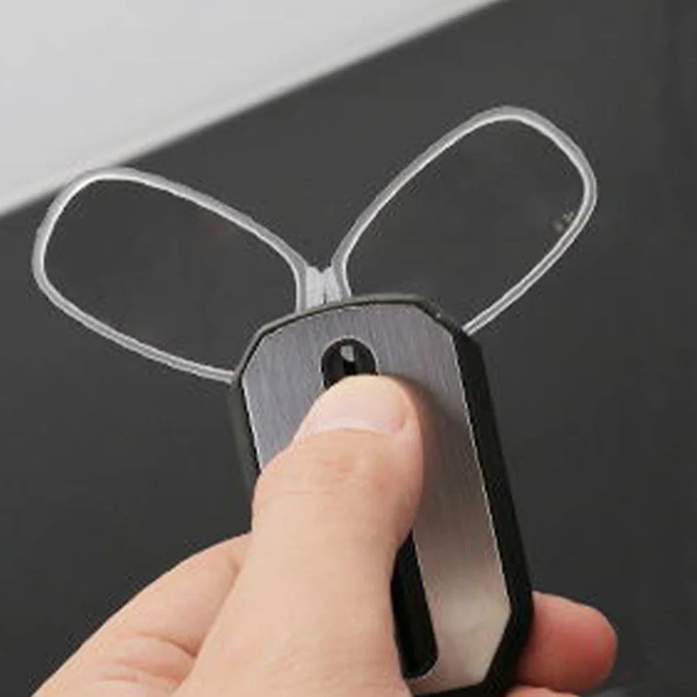 Demonstration of comfortable nose bridge fit