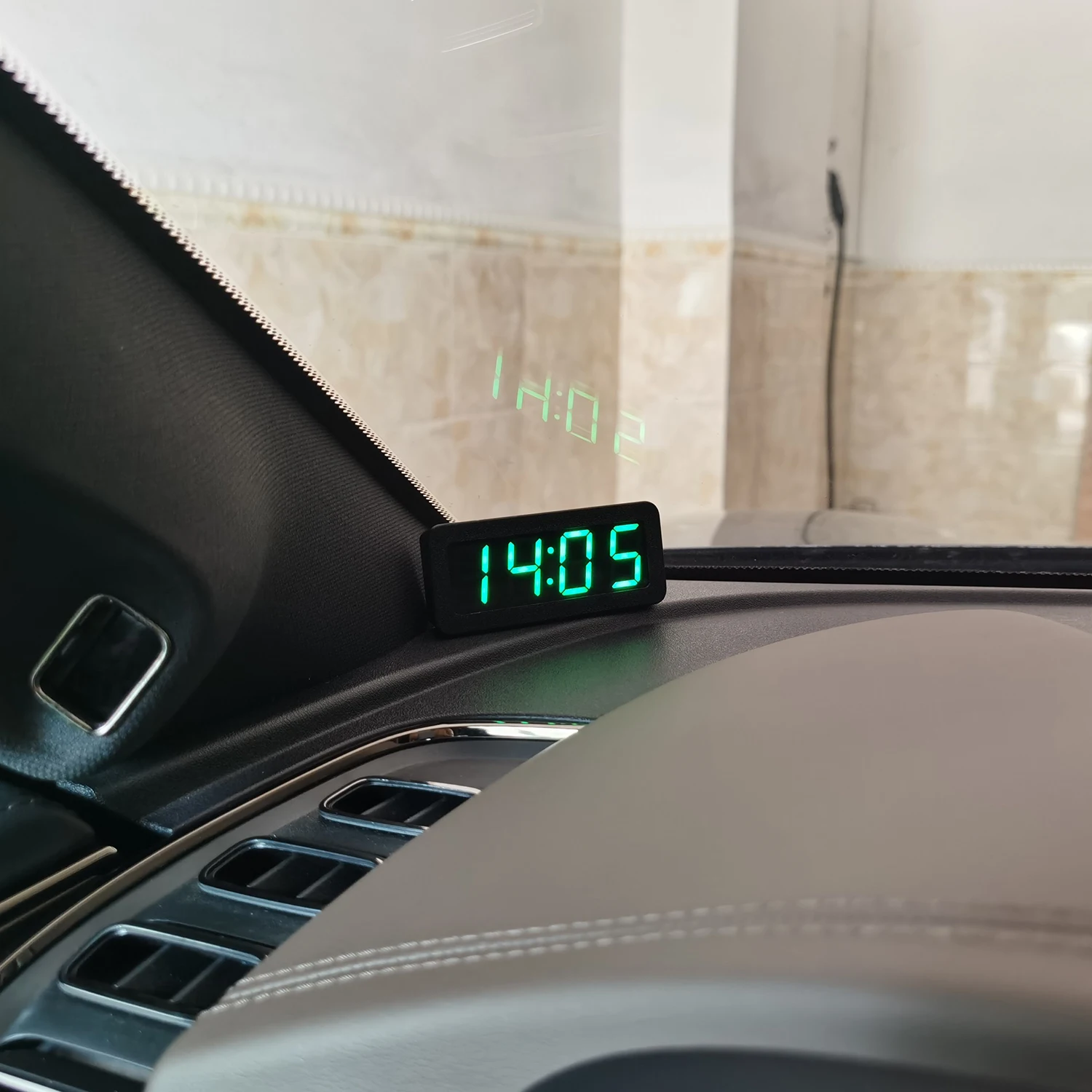 Digital Car Clock USB 5V 12V CAR GPS Beidou Satellite Timing 12/24 Hours LED Digital Display Power Off Memory
