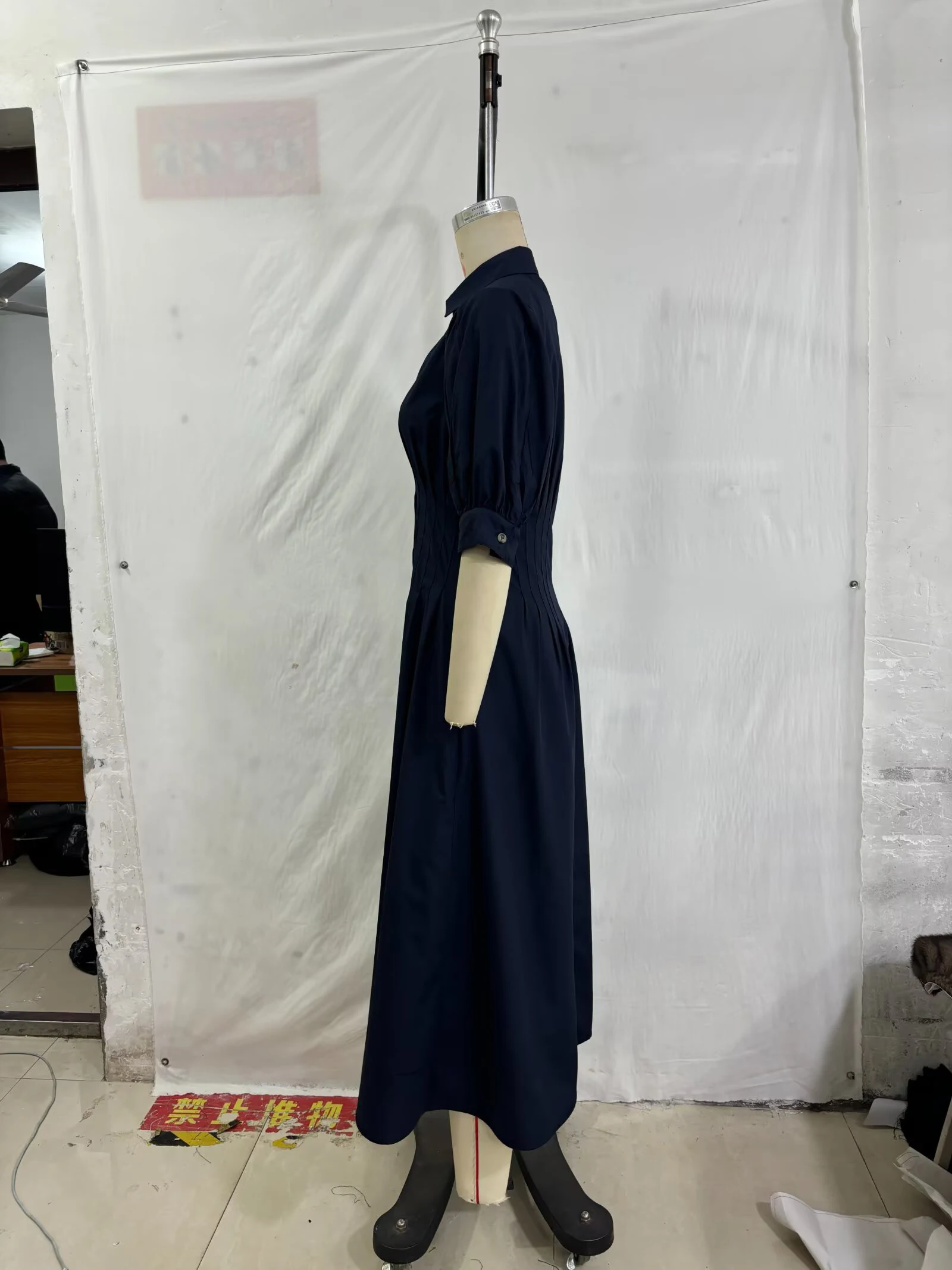 Neue europäische und amerikanische Frühlingskleidung für Damen mit Reverskragen und kurzem Puffärmel, vielseitiges Midikleid. – Detail 4