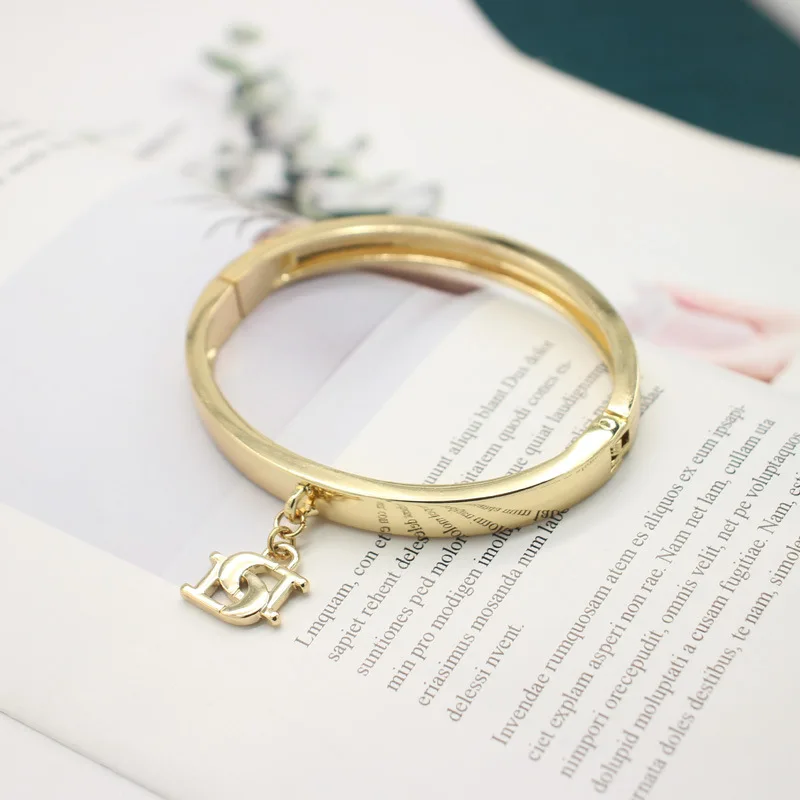 Simple Smooth Face Bracelet