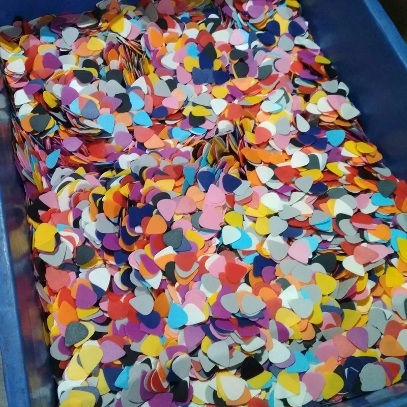 Guitar Picks 100Pcs/Set Musical Accessories Random Color 0.5mm Thumb Guitar Picks Plectrums Guitar Playing Training Tools