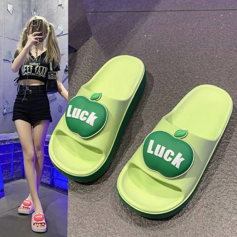 

Летний дом в помещении с ощущением пошага на Кале. Женские сандалии на толстой подошве для улицы, повседневные сандалии и тапочки