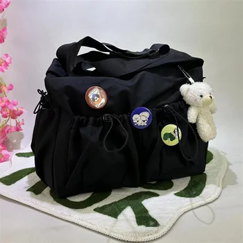 حقيبة كتف من قماش أكسفورد، حقائب كروس عصرية بسيطة مع جيب أمامي قابل للتوسيع، حقيبة سفر ذات سعة كبيرة وقلادة شارة 3