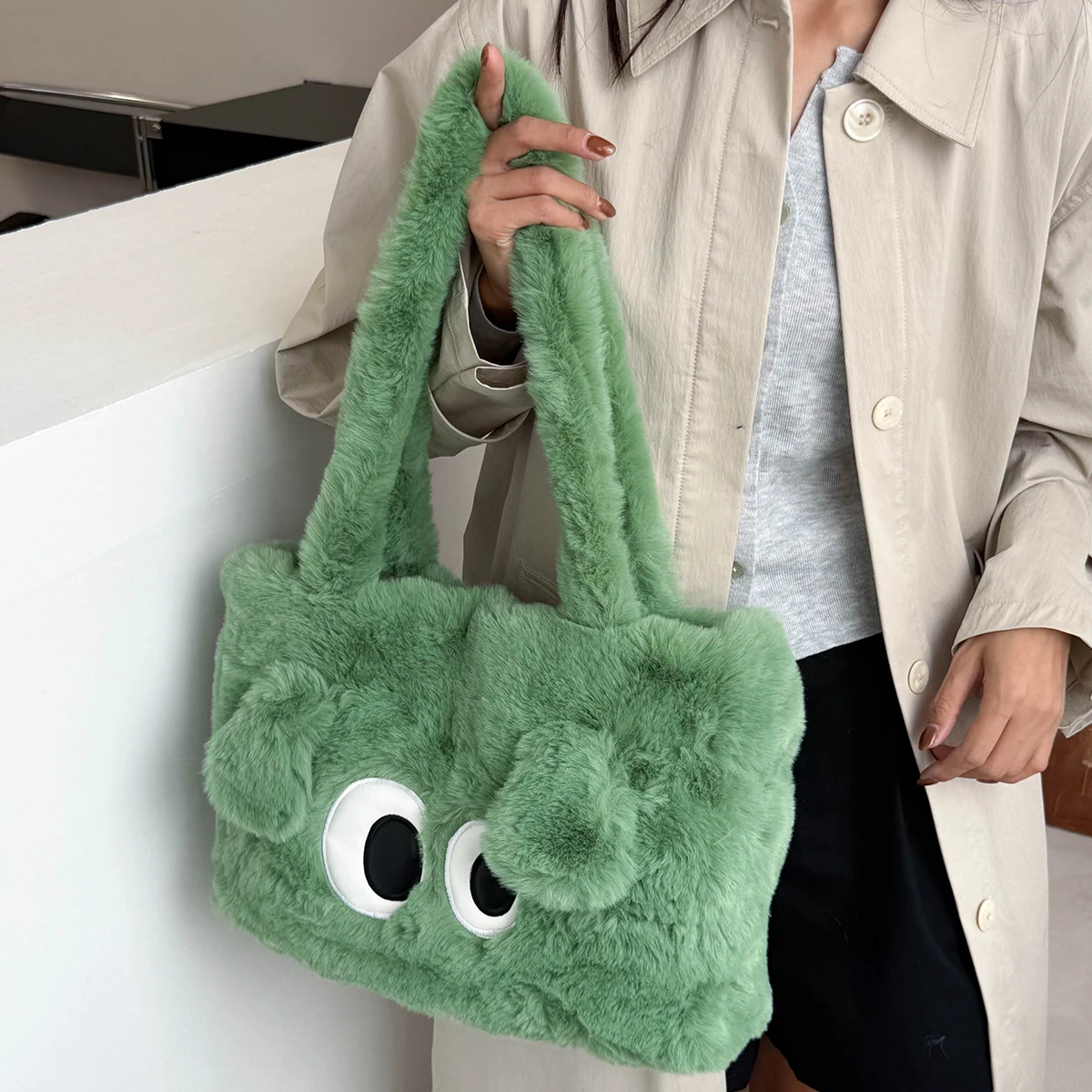 Cute Plush Shoulder Bag for Autumn and Winter, Large Capacity, Versatile Commuter Bag, Big-Eyed Tote Bag, Women's Furry Bag for Work, Students, and Classes