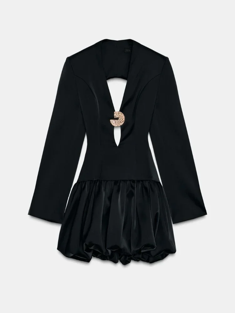 Schwarzes strukturiertes Minikleid für Damen mit tiefem V-Ausschnitt, Ausschnitt hinten, Statement-Akzent mit goldener Schnalle und gekräuselten Saum – Detail 1