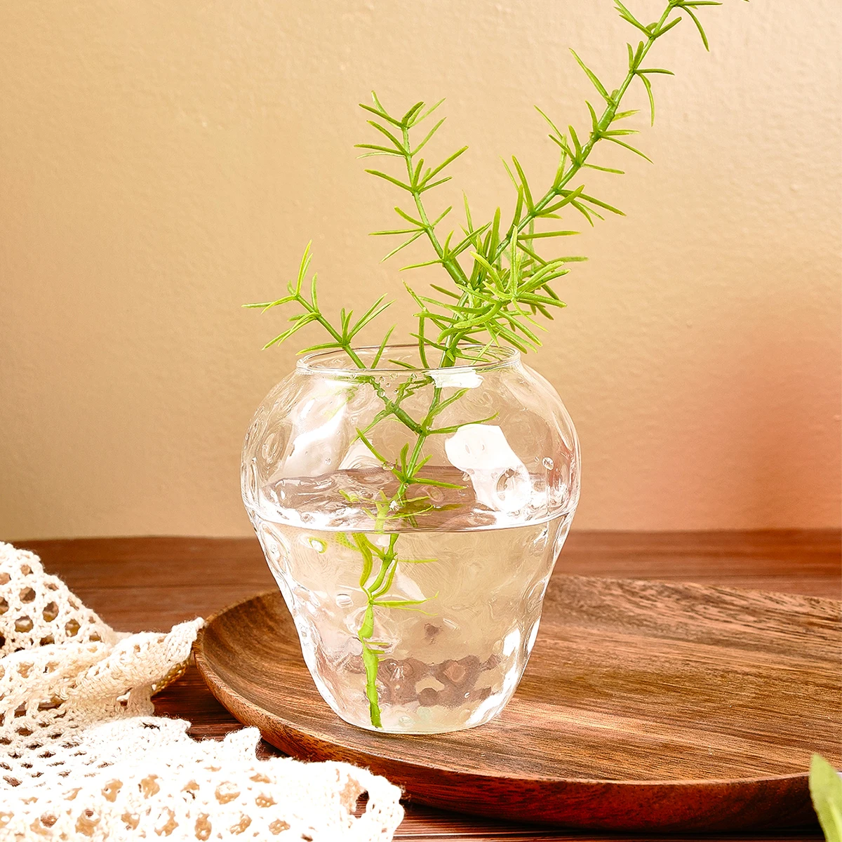 1PC, a modern and simple transparent glass strawberry-shaped vase, is a central decorative arrangement on the home desktop