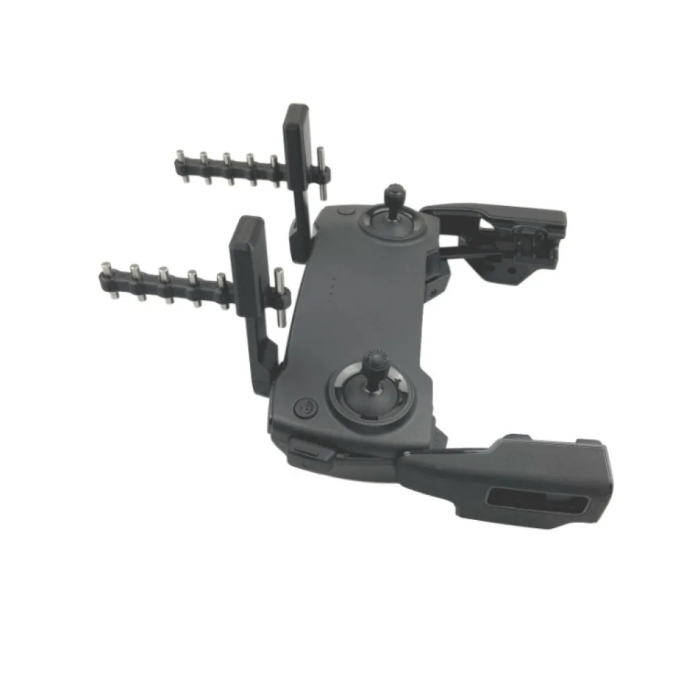 Installation de l'amplificateur de signal sur une télécommande DJI, montrant la connexion et l'orientation des antennes pour une portée améliorée.