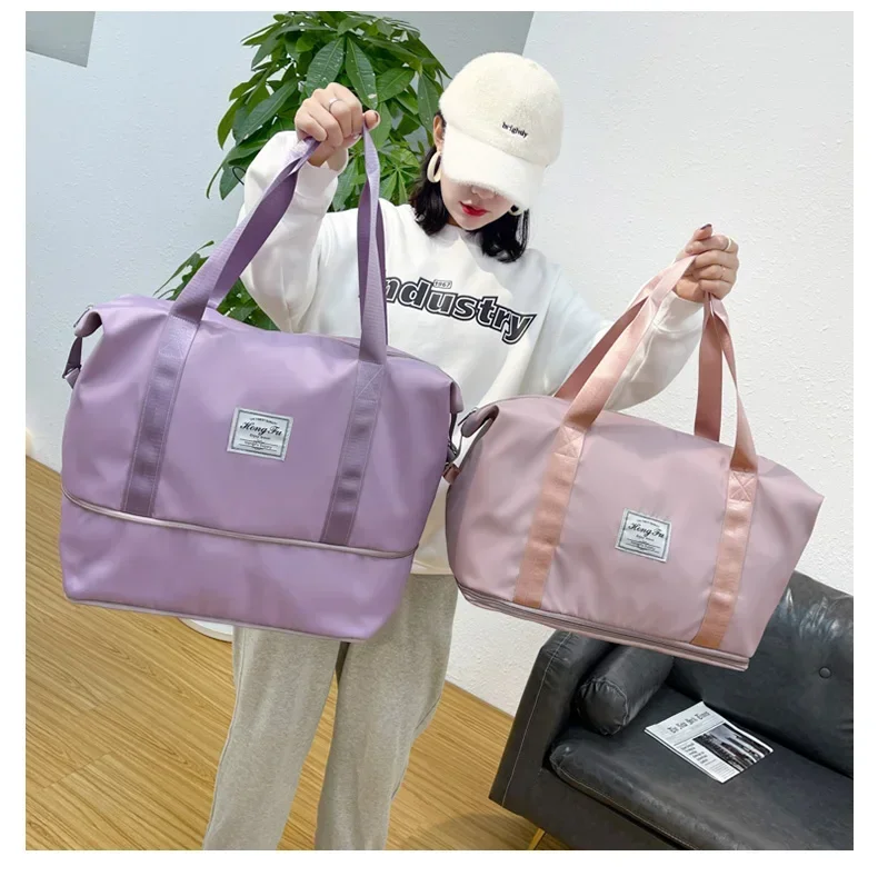 Kadın seyahat çantasının yan görünümü