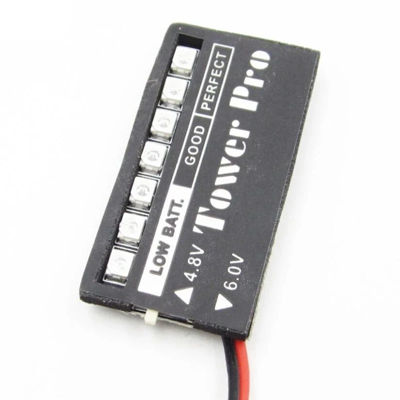 Indicateur LED du moniteur de batterie RC éclairé en vert, signalant une batterie chargée