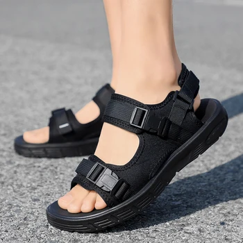 Un paio di sandali da uomo, nuovi capi estivi di abbigliamento sportivo alla moda, antiscivolo, resistenti all'usura, guida con suola morbida, scarpe da spiaggia fresche per uomo 1