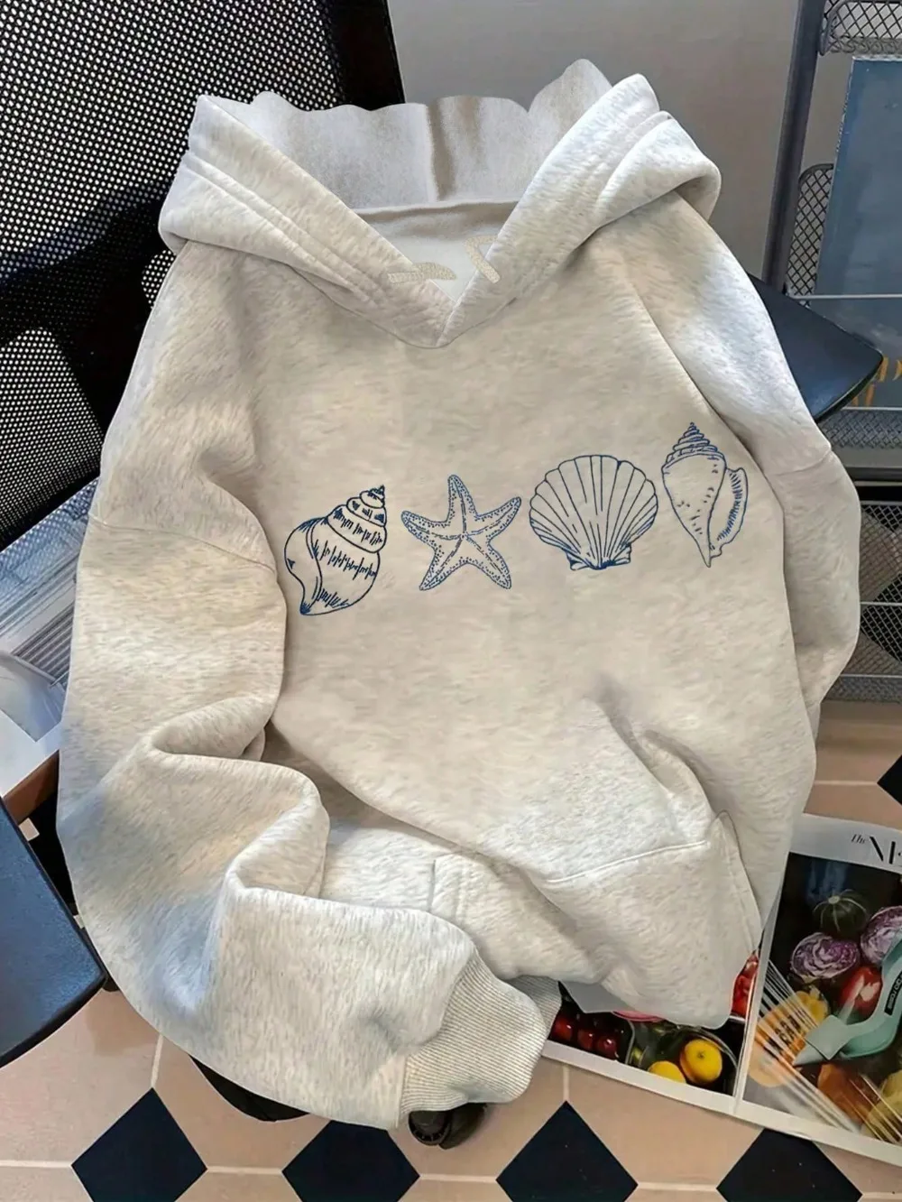 Ocean Treasure Damen-Pullover-Hoodie mit Muschel- und Seesternmuster, Schulterdesign und Kängurutasche – Detail 2