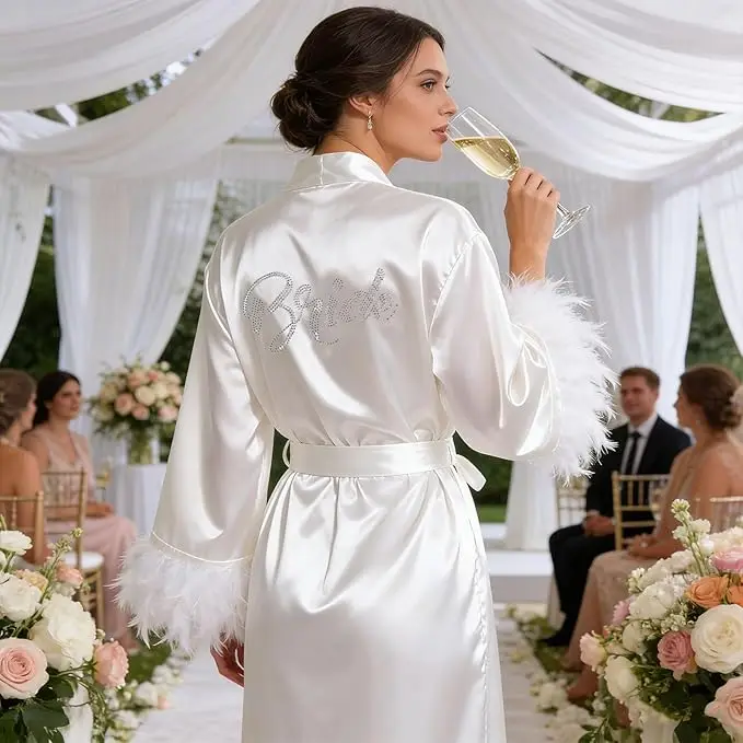 Vestaglia da Sposa con Piume per il Giorno del Matrimonio, Vestaglia in Raso Sexy in Seta, Accappatoio da Sposa, Outfit per la Preparazione della Festa Nuziale - immagine 4