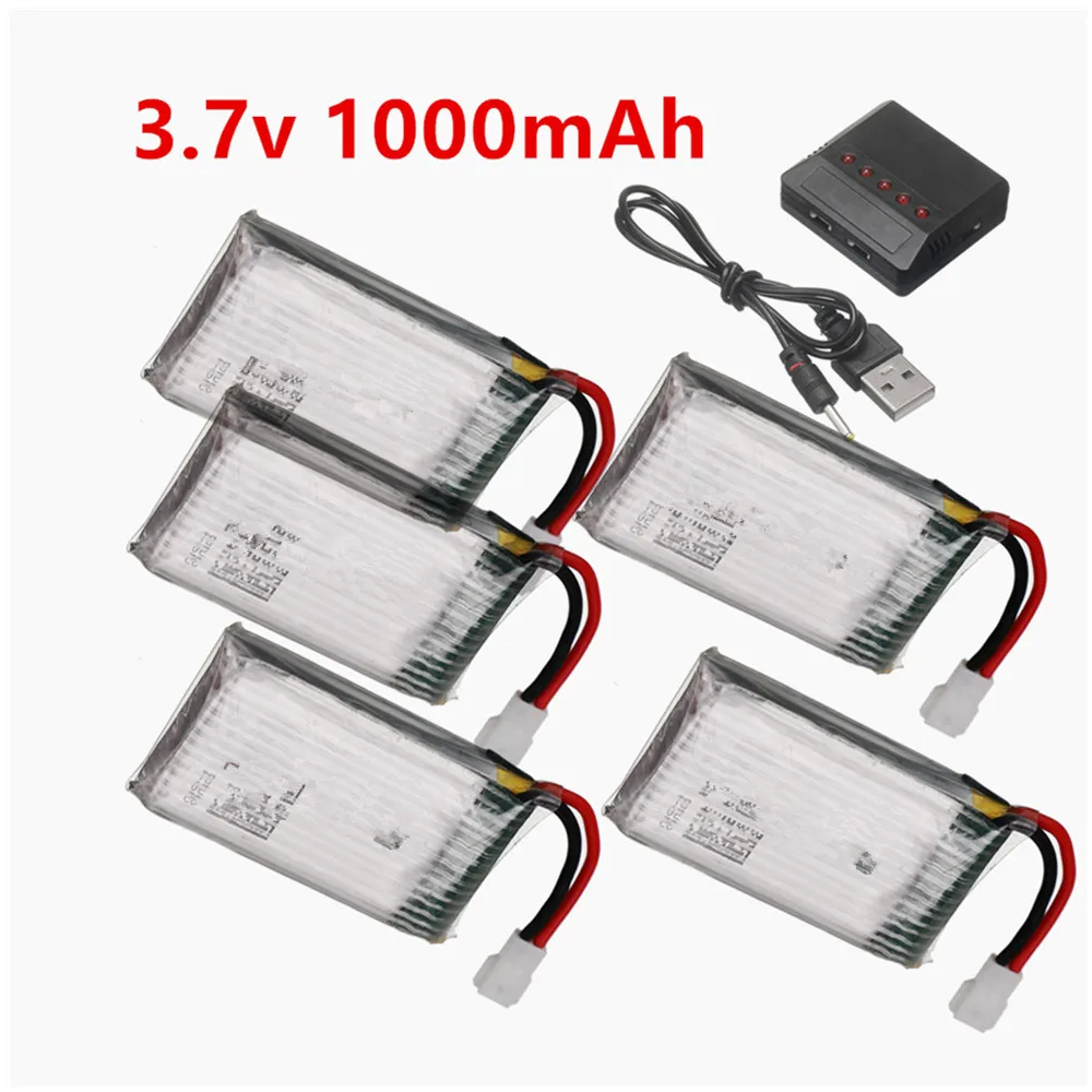 Pales de rechange pour hélicoptère RC en plastique noir, présentées en éventail sur une surface blanche.