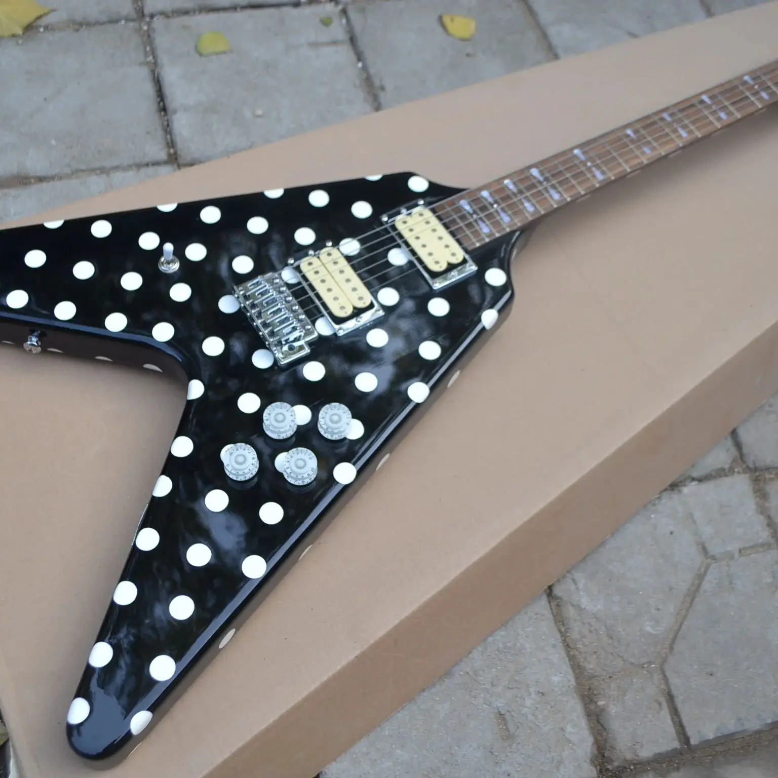 

2023 New 6-string shaped electric guitar, black and white point body, double pickup, single swing bridge, free shipping