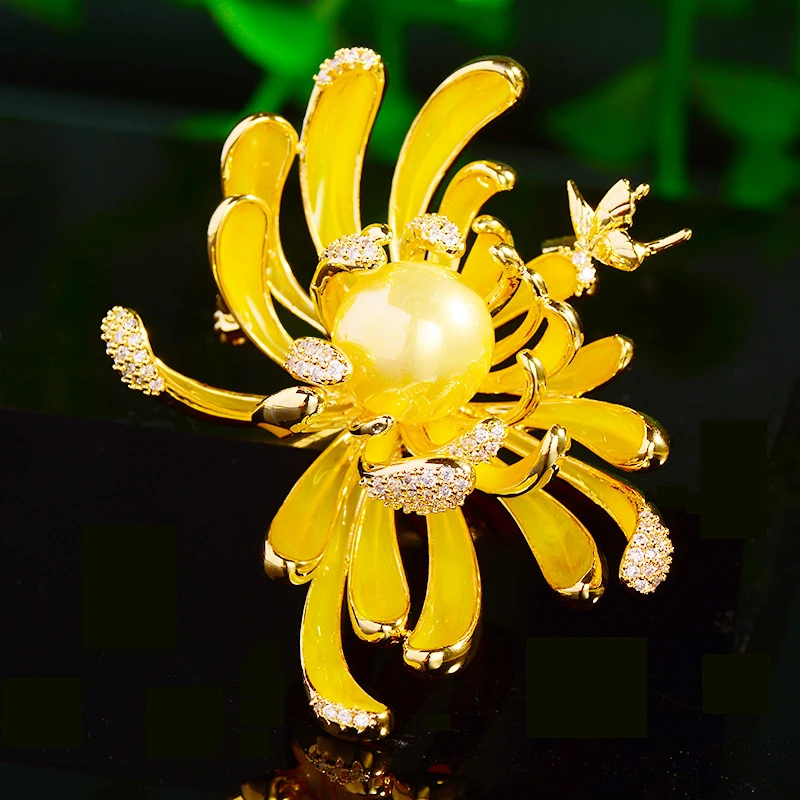

Autumn New Yellow Butterfly Lotus Enamel Brooch Fashion Large Pearl Flowers Corsage Elegant Design Dress Pin Woman Party Gift