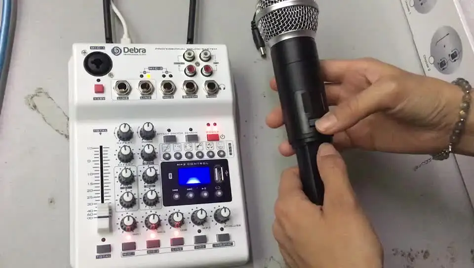 DJ-микшерная консоль Debra Audio MM-02 с беспроводными микрофонами UHF 2 фантомным питанием