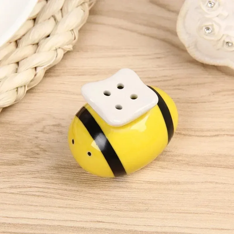 Ceramic Salt Pepper Shaker Flying Bee Style Seasoning Pot Cooking Tableware