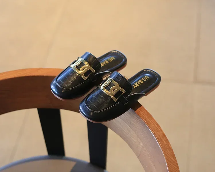 الأطفال الصنادل للفتيات 2024 صيف جديد الفتيات مغطاة أصابع شبشب جلدي مسطح عادية كسول المعادن الكورية الاطفال موضة الشقق