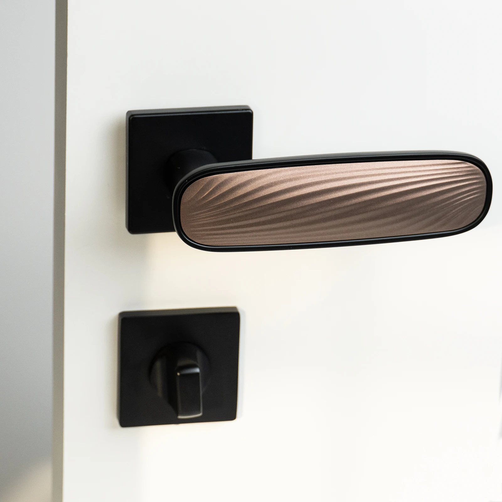 VERQNI MANIGLIE & ACCESSORI NF2457 มือจับประตูแบบเงียบ ผลิตจากโลหะผสมสังกะสี ดีไซน์หรูหรา พร้อมระบบล็อค สำหรับบ้าน 1