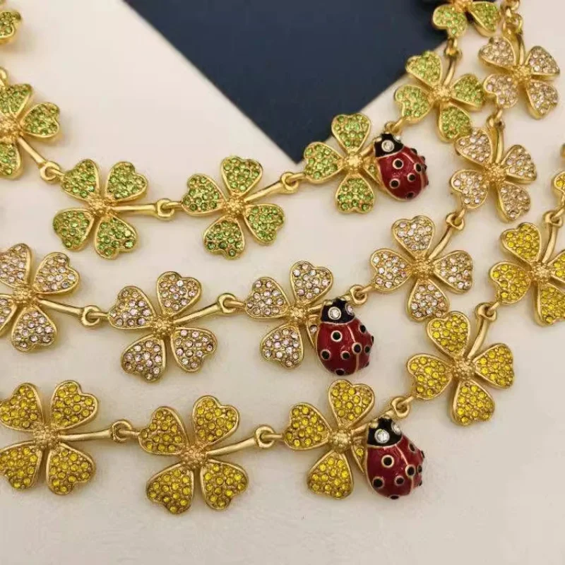 

Европейский и американский счастливый четырехлистный клевер Божья коровка нишевой дизайн чувственное уникальное ожерелье для женщин