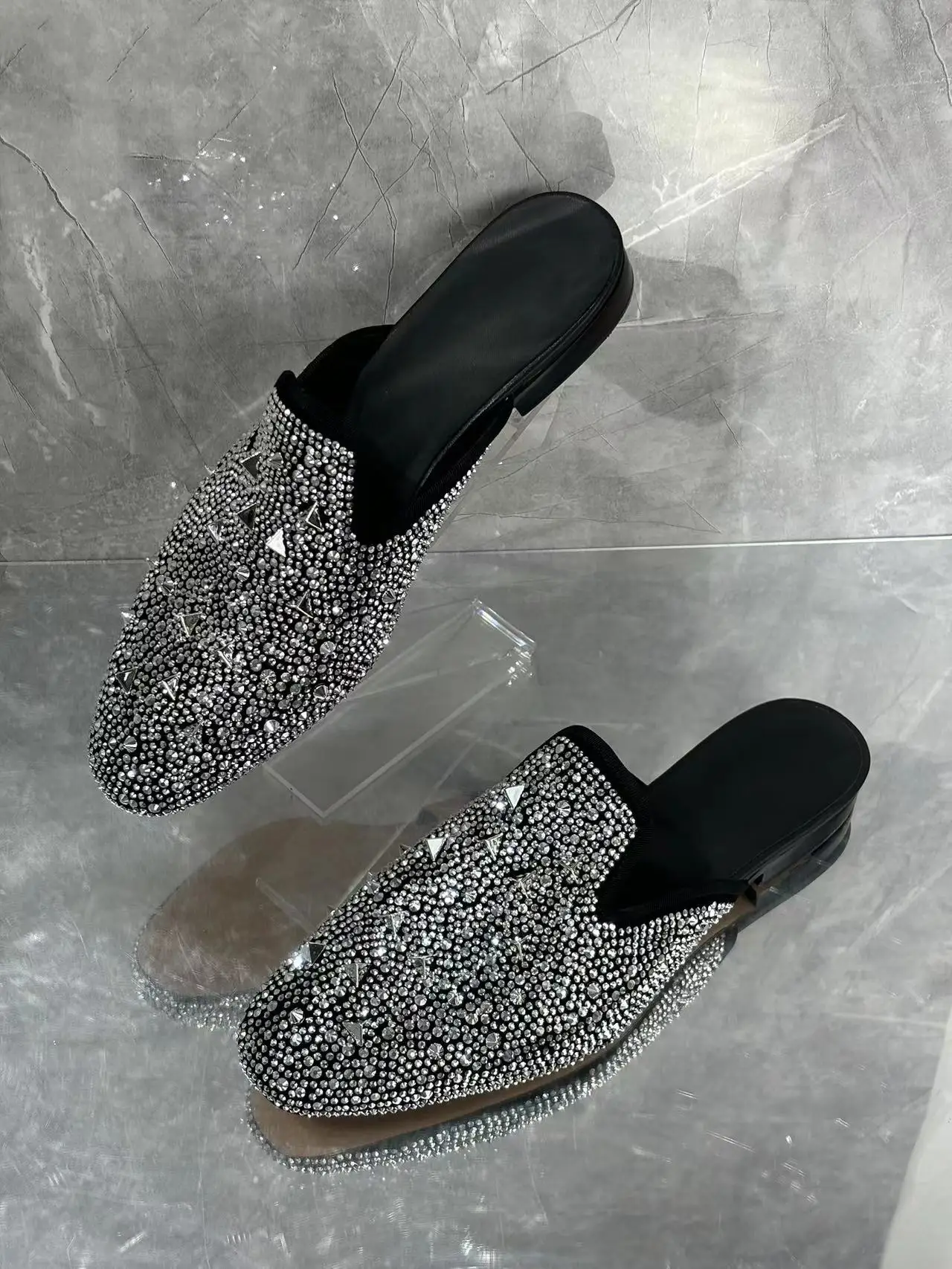 

Luxury Crystal Decoration Man Summer Slippers Round Toe Comfortable Flat Heel Street Door Outside Black Mules Shoes For Men