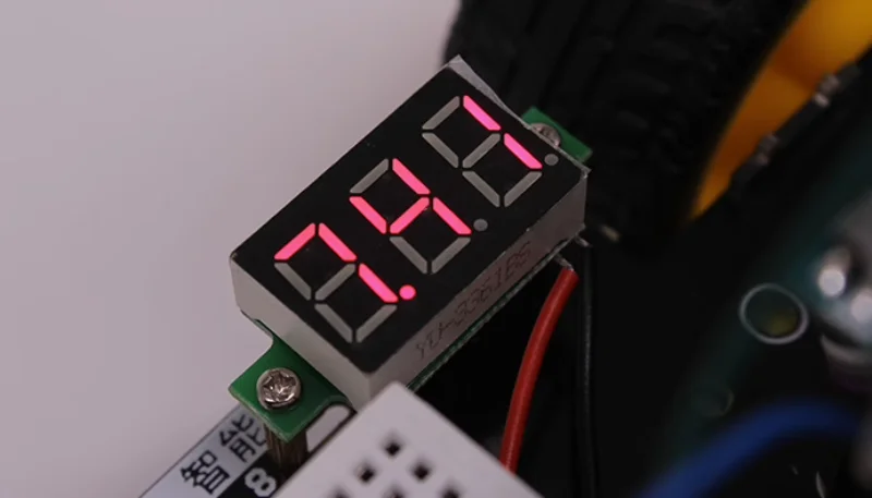 Intelligent car voltage monitoring module