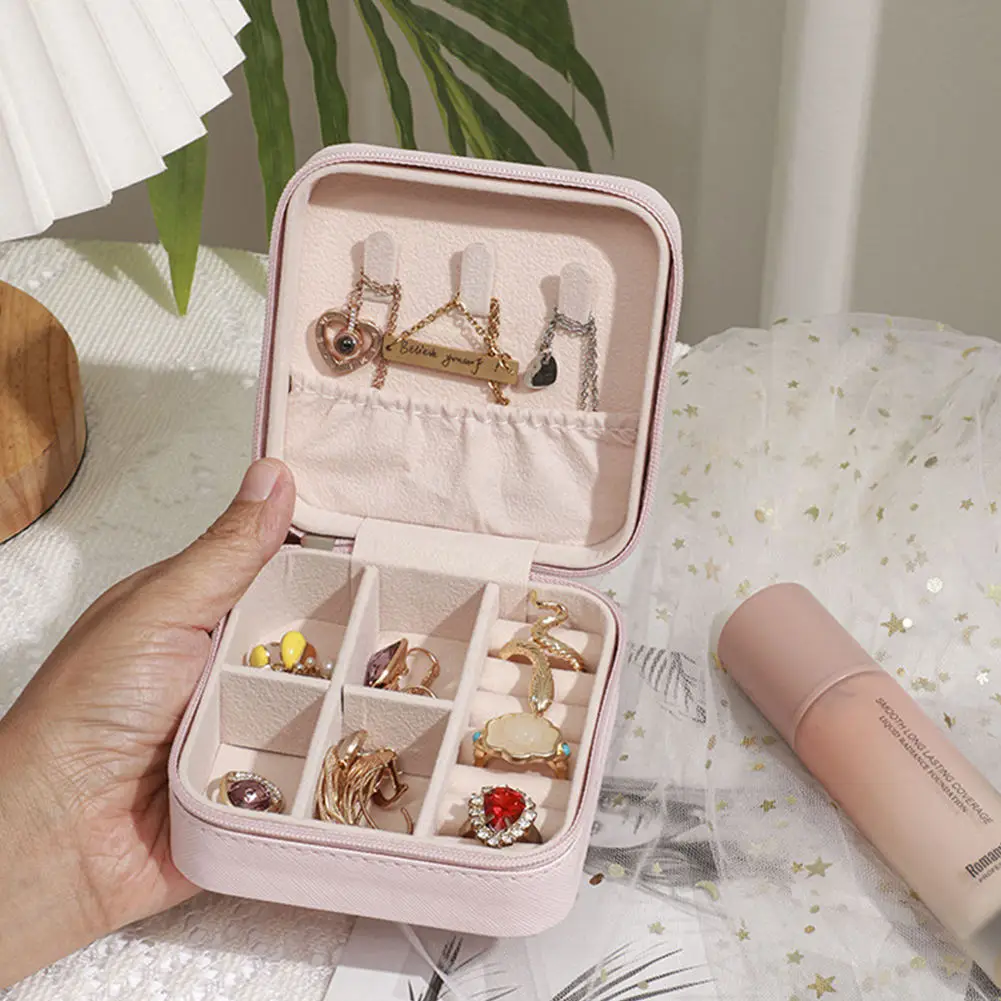 

Hot Wholesale Custom Logo Pu Leather Small Square Jewelry Box Travel Jewellery Organizer Necklace Ring Earring Storage Gift Case