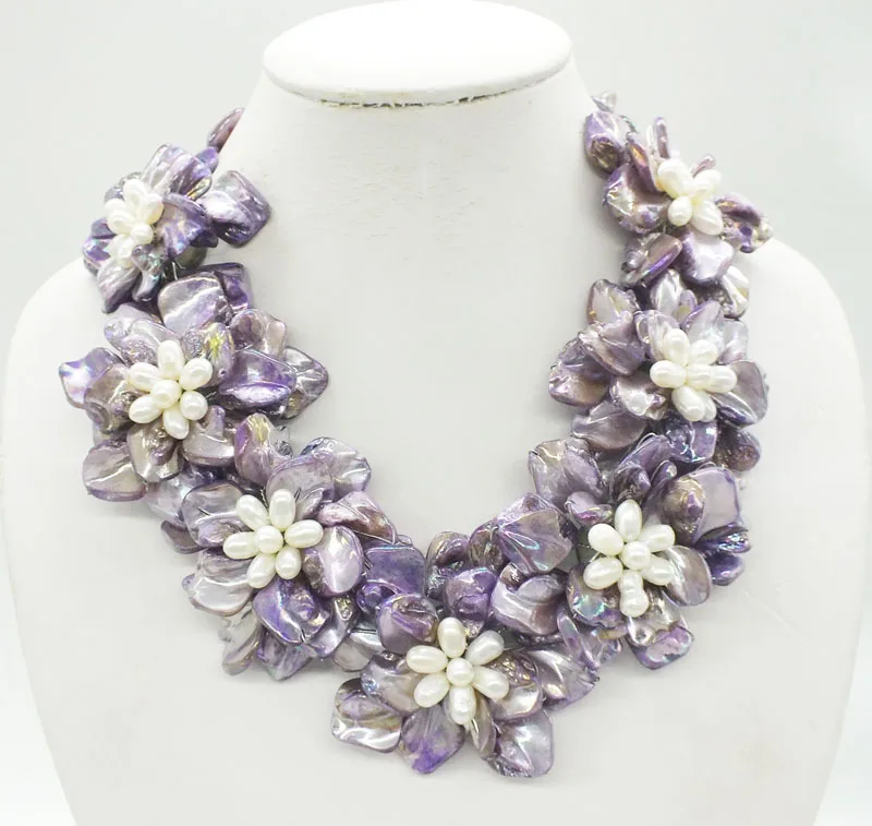 

NEW ! Beautiful shell, pearl flower necklace 20"