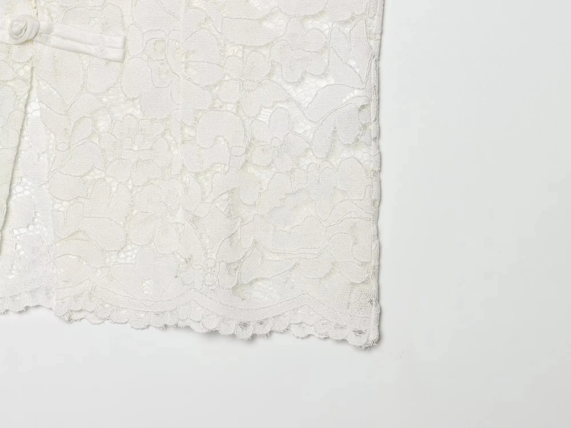 KONDALA Festliches, sexy schickes Damen-Tanktop mit Spitze, Knöpfen, Cut-Outs und Umlegekragen, ärmelloses Oberteil, modisch, Frühjahr/Sommer 2026 – Detail 18