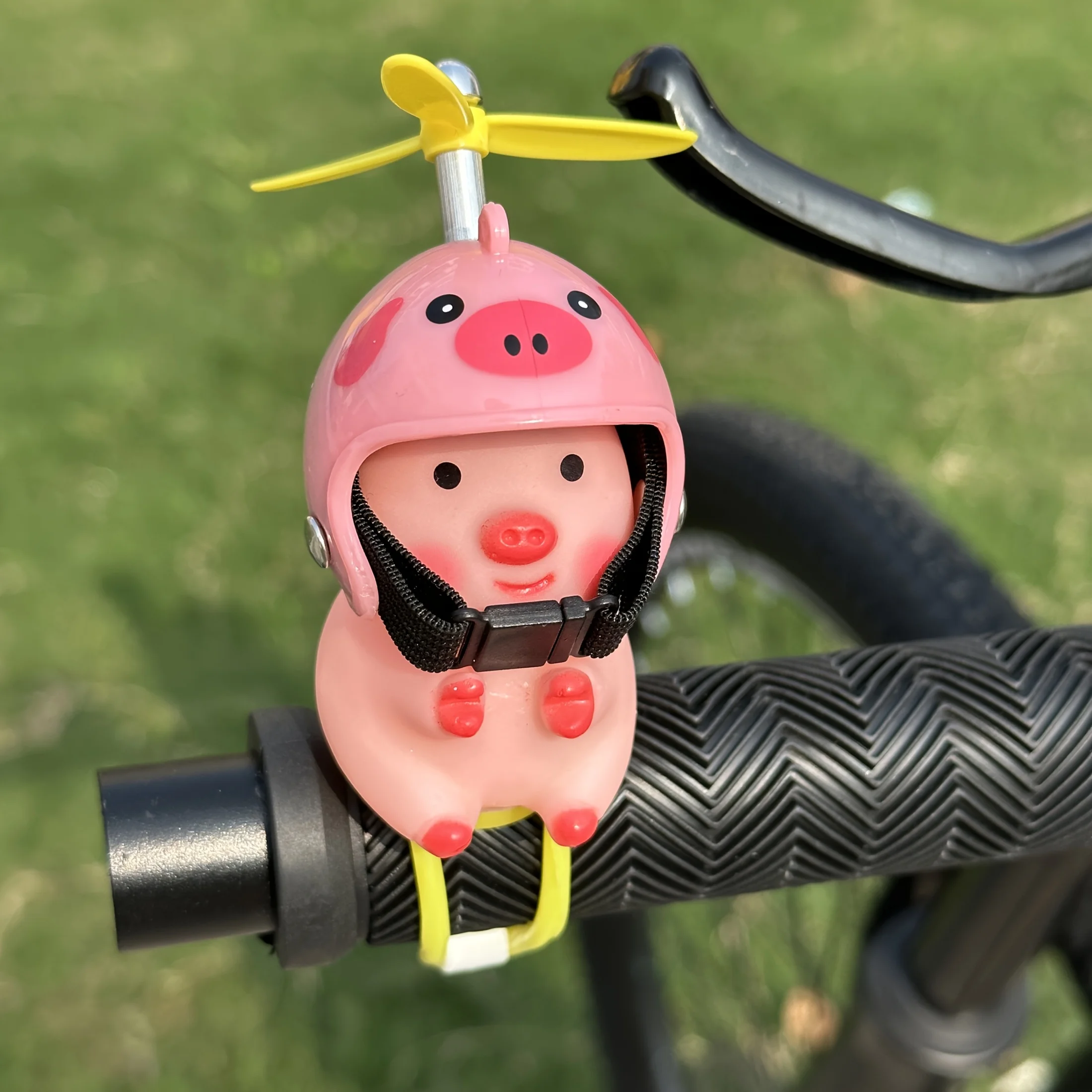 Cute Pig Helmet Handle Accessories, Street Motorcycle and Bicycle Decorations, Fashionable Pig Statues Wearing Helmets