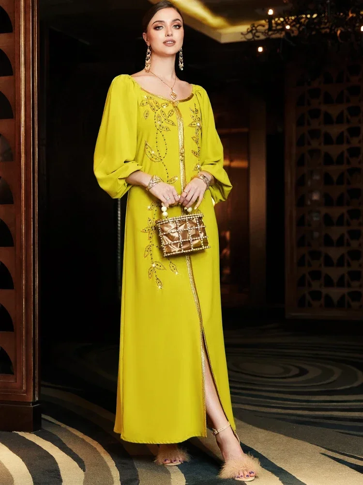 جلابية زيتي لامع بتطريز ناعم