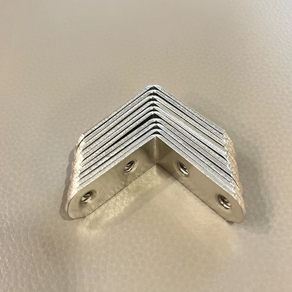 Description Picture 3 of item40 L-shaped bracket angle brackets, used for small right angle brackets of shelves and wooden furniture, with 84 screws