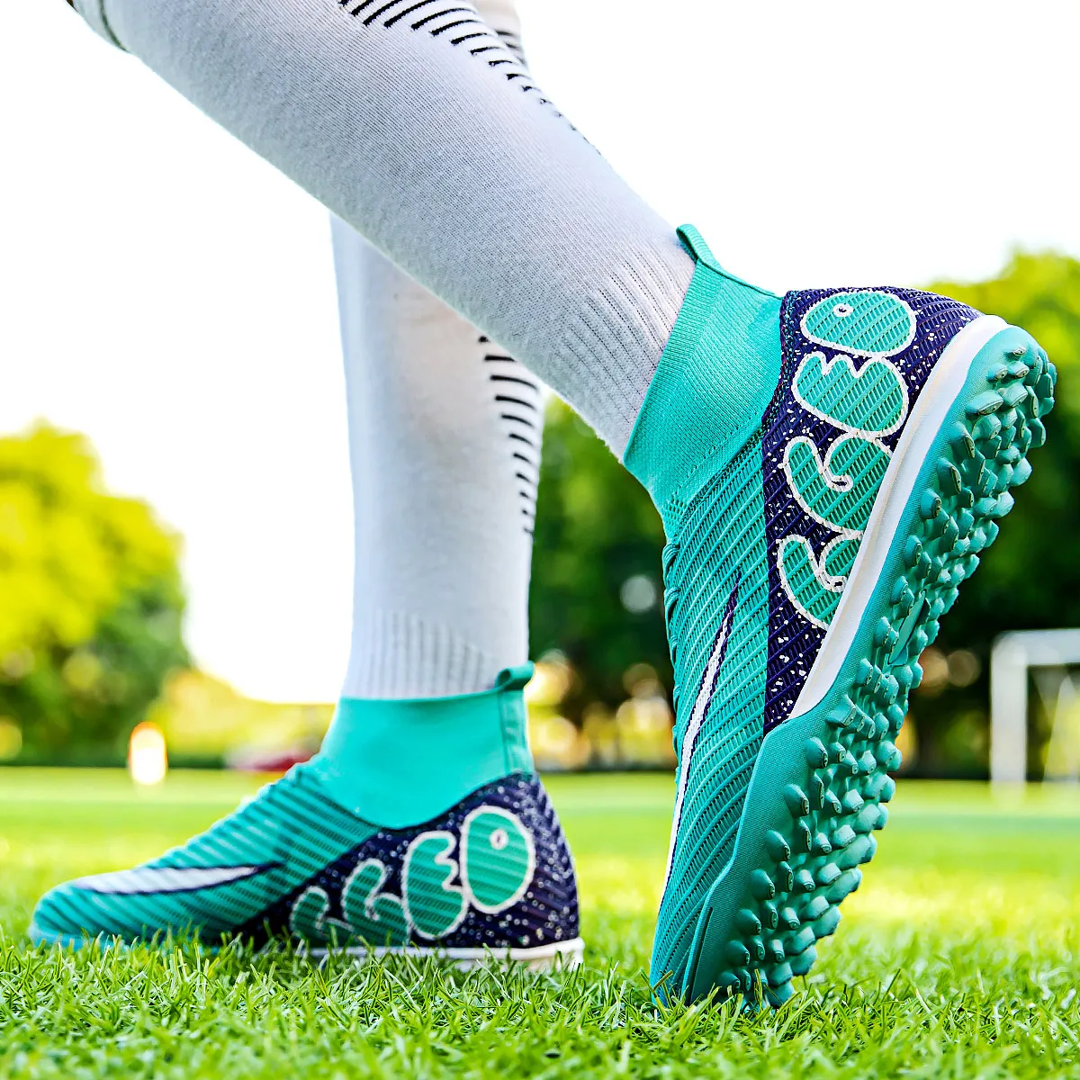 New Professional Football Boots Men's Soccer Field Shoes Kids Soccer Field Cleats Adult Training Sneakers High Quality Footwear